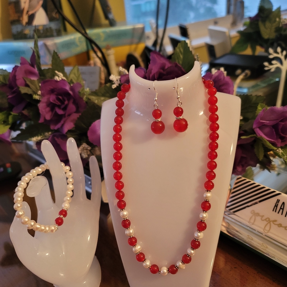 (NWT) Natural White Akoya Cultured Pearl/Red Jade